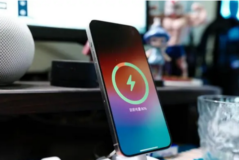 覃塘苹果15换屏服务分享用什么充电器给iPhone15充电更好 